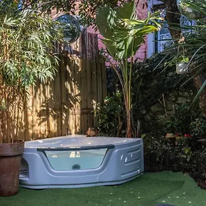 https://unique-tiny-smart-home-with-private-garden-jacuzzi-ps5.hotels-lisbon-portugal.com
